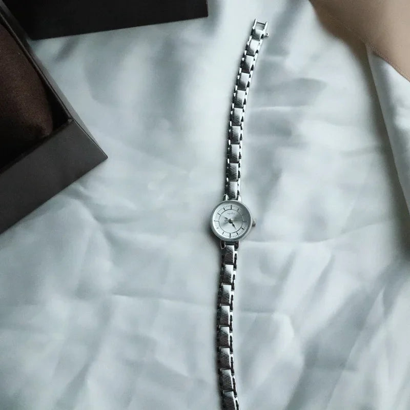 Women's Vintage Quartz Wristwatch — Gold & Silver Mesh Bracelet Band, Small Round Dial - Yinse e - Watches